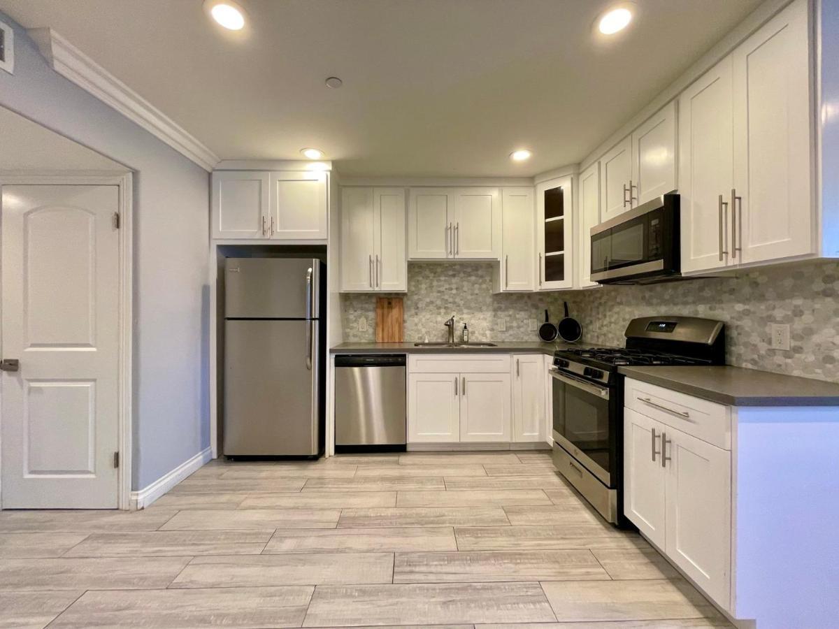 Stylish Hollywood Townhouse - Ideal Location Apartment *
